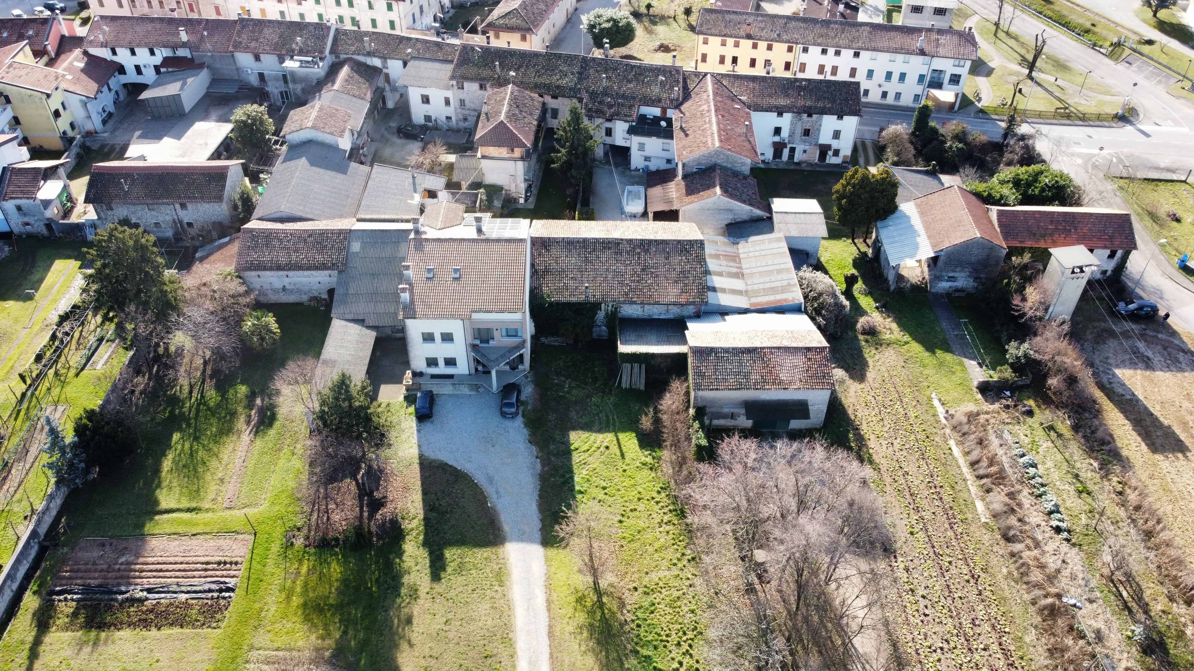 Media numero 2 di CASA SU TRE PIANI CON AMPIO ACCESSORIO DA RISTRUTTURARE A SEDEGLIANO