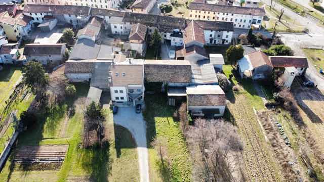 Media numero 2 di CASA SU TRE PIANI CON AMPIO ACCESSORIO DA RISTRUTTURARE A SEDEGLIANO