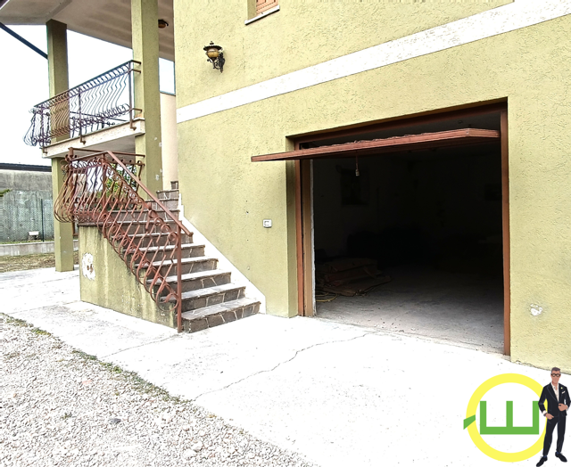 Media numero 8 di VILLA DI TESTA IN PIENO CENTRO A CORMONS