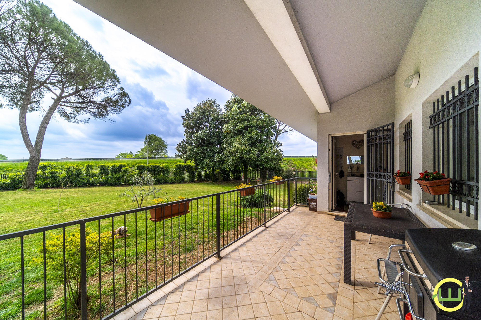 Media numero 2 di SPAZIOSA ED ELEGANTE VILLA CON TANTO TERRENO A SANTA MARIA LA LONGA