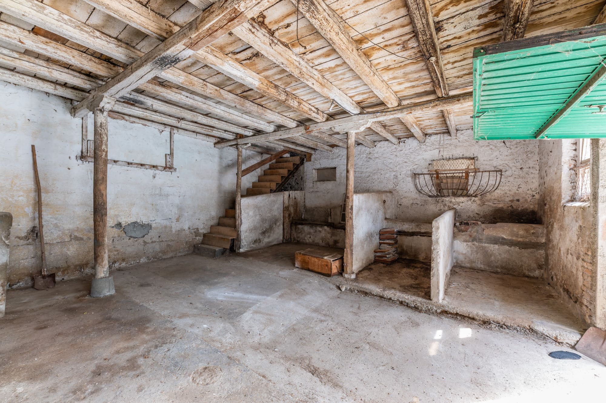 Media numero 33 di CASA SU TRE PIANI CON AMPIO ACCESSORIO DA RISTRUTTURARE A SEDEGLIANO