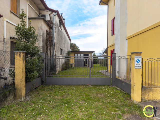 Media numero 21 di LUMINOSA PORZIONE DI VILLA CON AMPIO GIARDINO ESLUSIVO A MORSANO