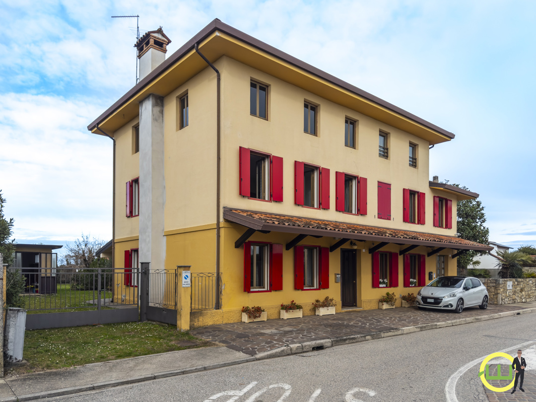 Immagine di LUMINOSA PORZIONE DI VILLA CON AMPIO GIARDINO ESLUSIVO A MORSANO