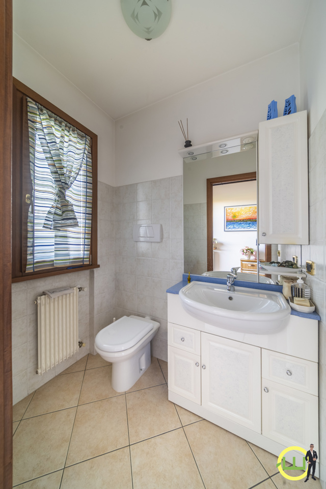 Media numero 15 di Elegante Villa a Schiera su Tre Livelli