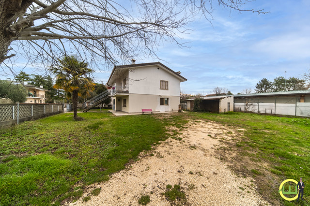 Media numero 4 di SPAZIOSA VILLA CON GIARDINO DA SOGNO A CAPRIVA DEL FRIULI
