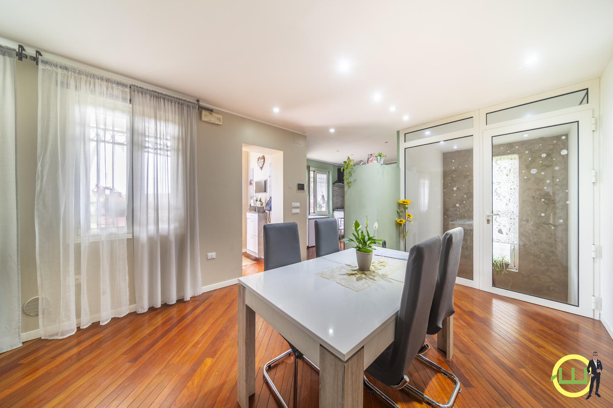 Media numero 6 di SPAZIOSA ED ELEGANTE VILLA CON TANTO TERRENO A SANTA MARIA LA LONGA