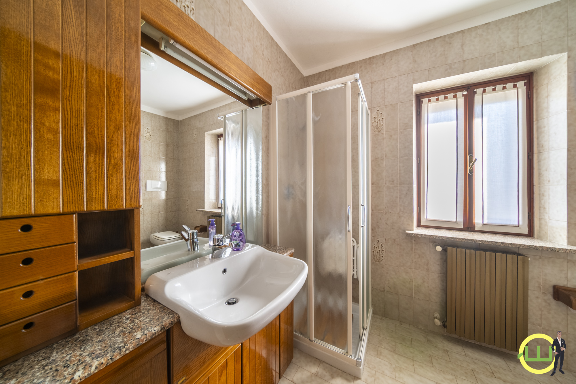 Media numero 36 di VILLA COMPOSTA DA DUE APPARTAMENTI E DUE GARAGE CON GIARDINO