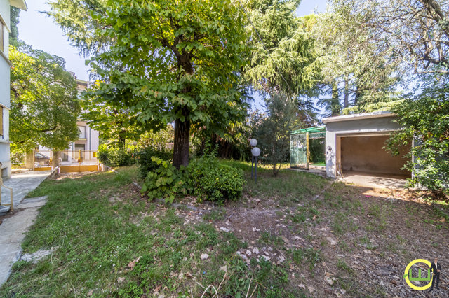 Media numero 34 di VILLA D'EPOCA CON 2 GENEROSI APPARTAMENTI E PARCO IN CENTRO A GORIZIA