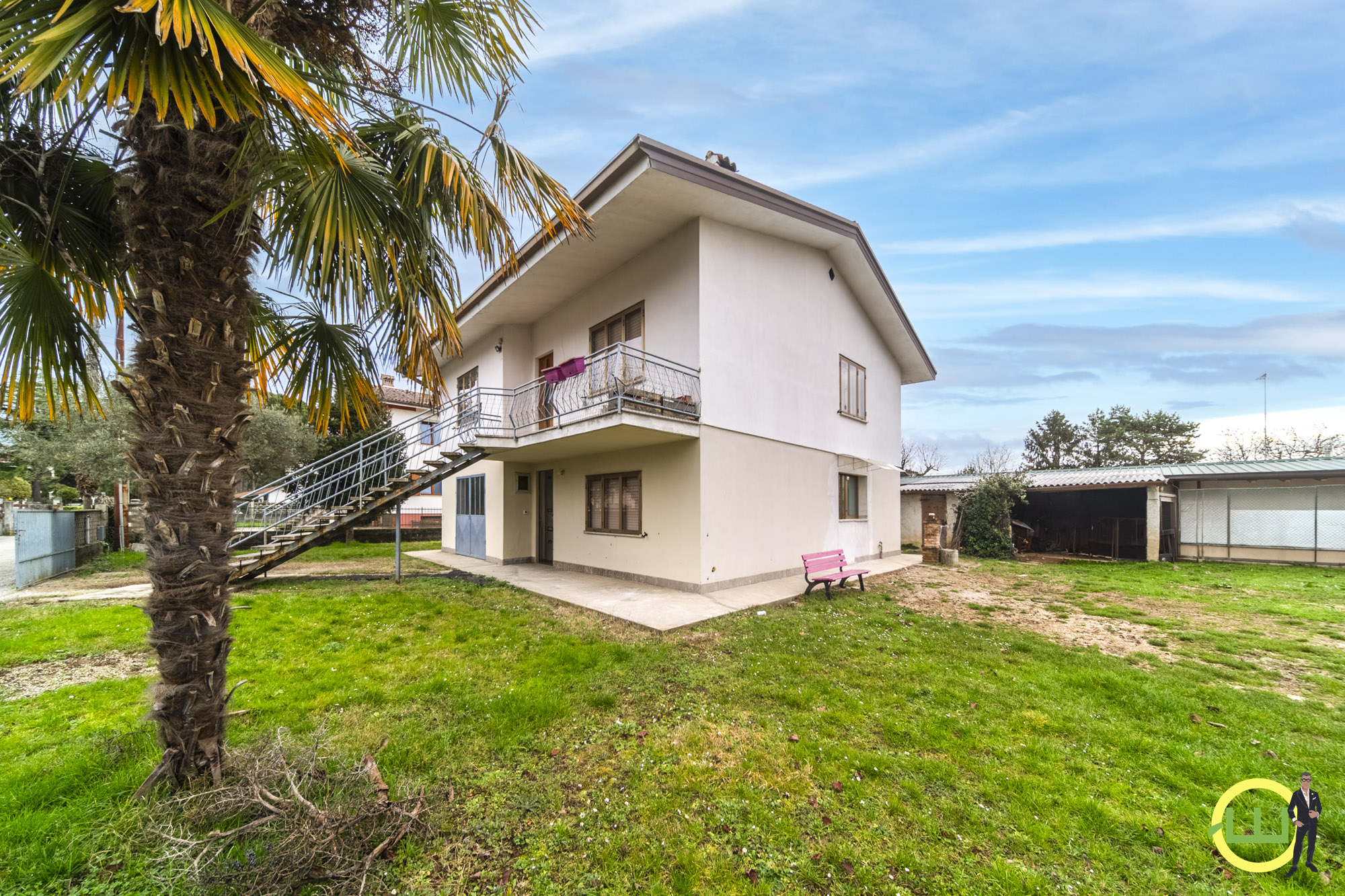 Media numero 2 di SPAZIOSA VILLA CON GIARDINO DA SOGNO A CAPRIVA DEL FRIULI