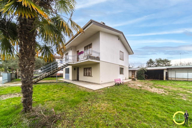 Media numero 2 di SPAZIOSA VILLA CON GIARDINO DA SOGNO A CAPRIVA DEL FRIULI