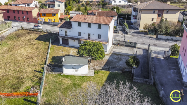 Media numero 48 di SPAZIOSA CASA INDIPENDENTE CON DOPPIO GARAGE E GIARDINO A UDINE