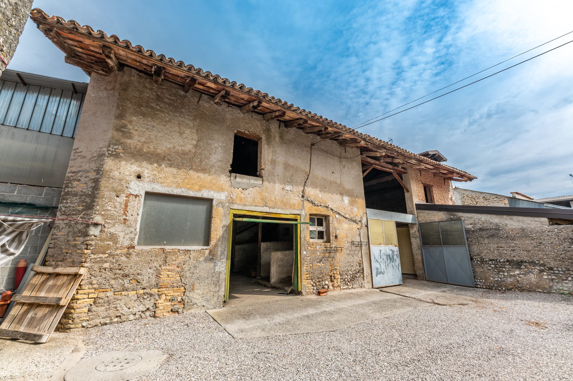 Media numero 31 di CASA SU TRE PIANI CON AMPIO ACCESSORIO DA RISTRUTTURARE A SEDEGLIANO