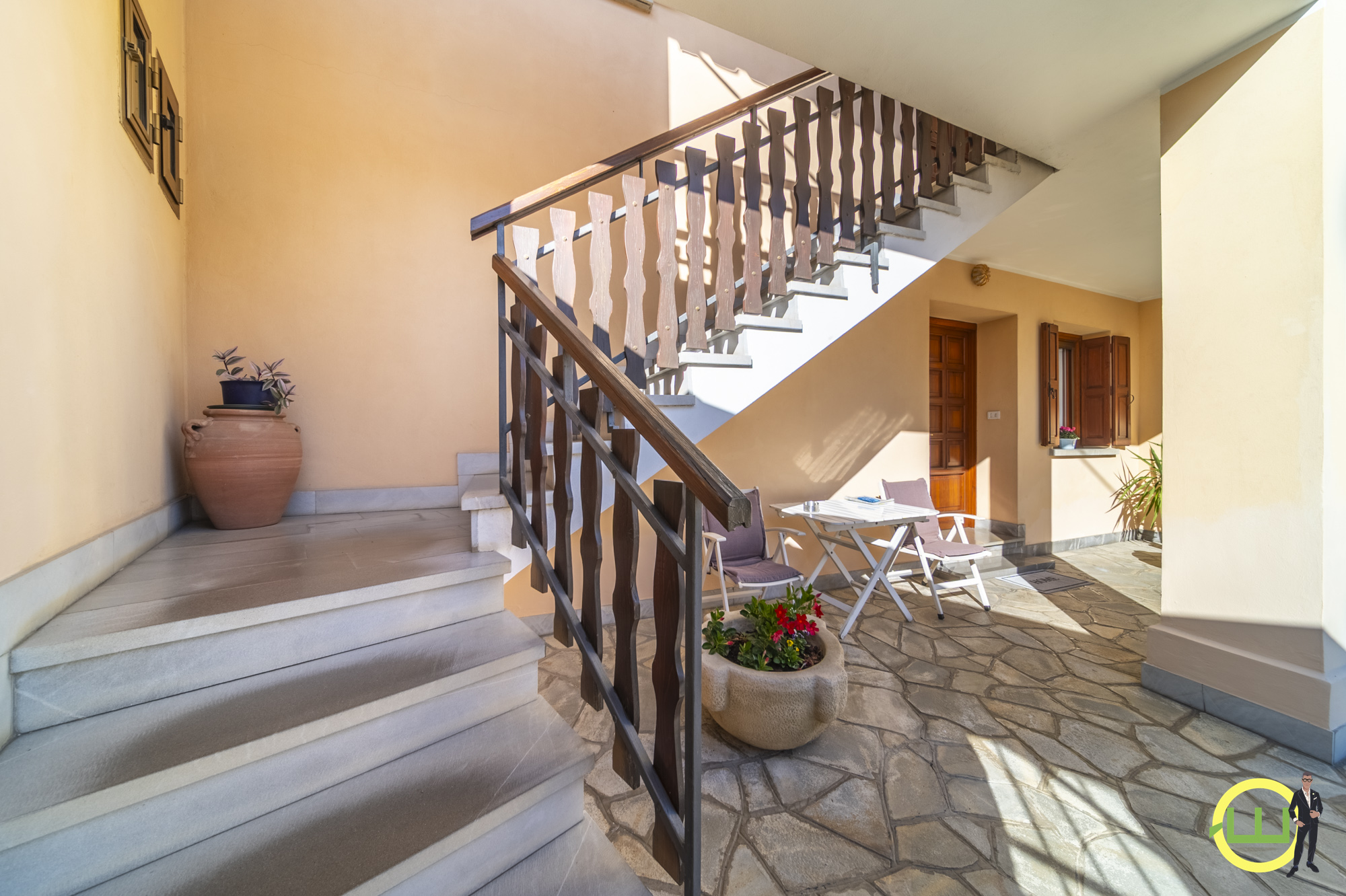 Media numero 18 di VILLA COMPOSTA DA DUE APPARTAMENTI E DUE GARAGE CON GIARDINO