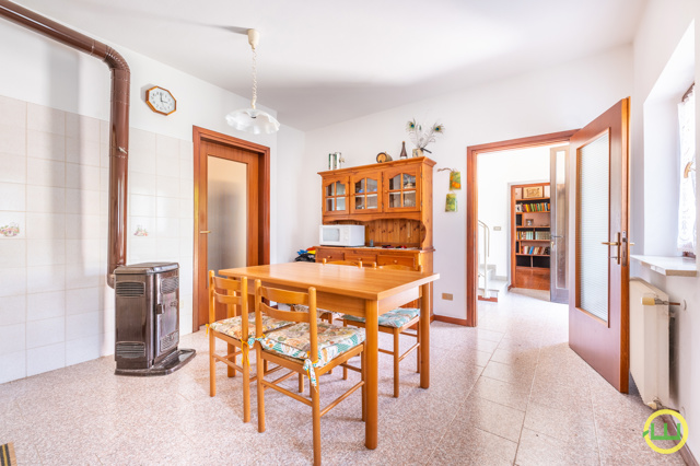 Media numero 2 di CASA FRIULANA NEL VERDE A CASSACCO!