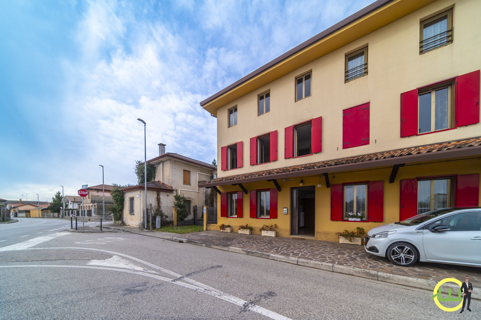 Media numero 30 di LUMINOSA PORZIONE DI VILLA CON AMPIO GIARDINO ESLUSIVO A MORSANO