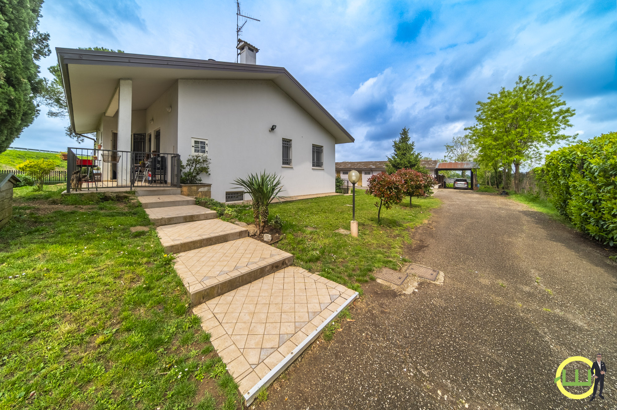 Immagine di SPAZIOSA ED ELEGANTE VILLA CON TANTO TERRENO A SANTA MARIA LA LONGA