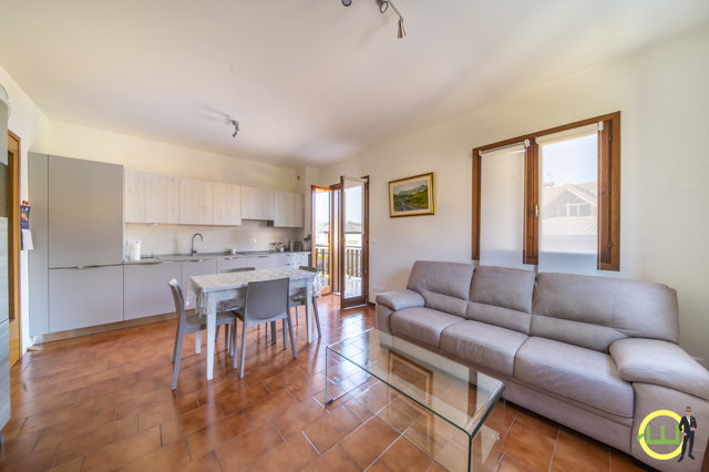Media numero 1 di BICAMERE CON ARREDO MODERNO BOX AUTO E CANTINE - FORGARIA