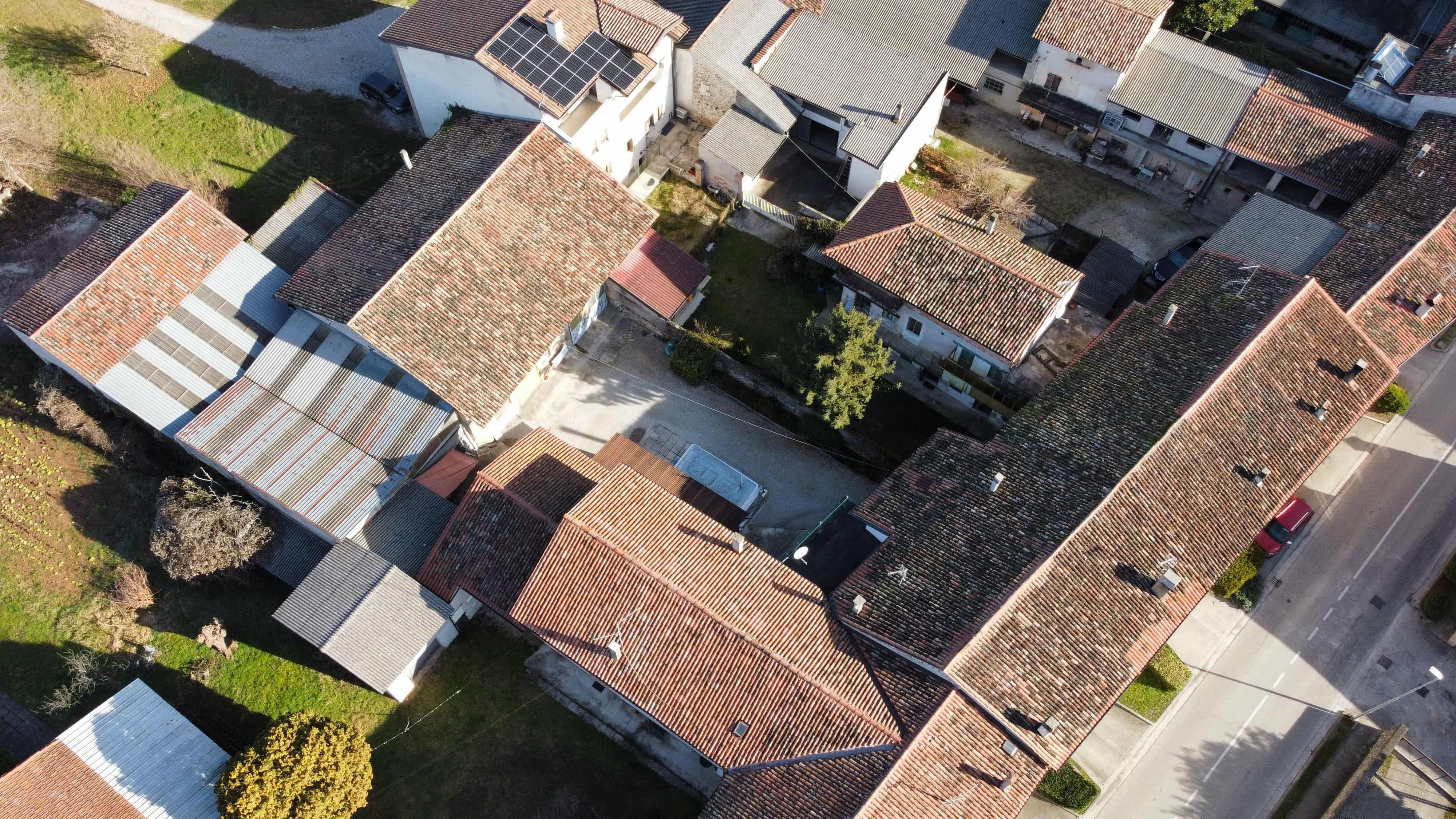 Media numero 7 di CASA SU TRE PIANI CON AMPIO ACCESSORIO DA RISTRUTTURARE A SEDEGLIANO