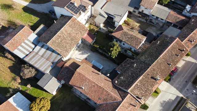 Media numero 7 di CASA SU TRE PIANI CON AMPIO ACCESSORIO DA RISTRUTTURARE A SEDEGLIANO