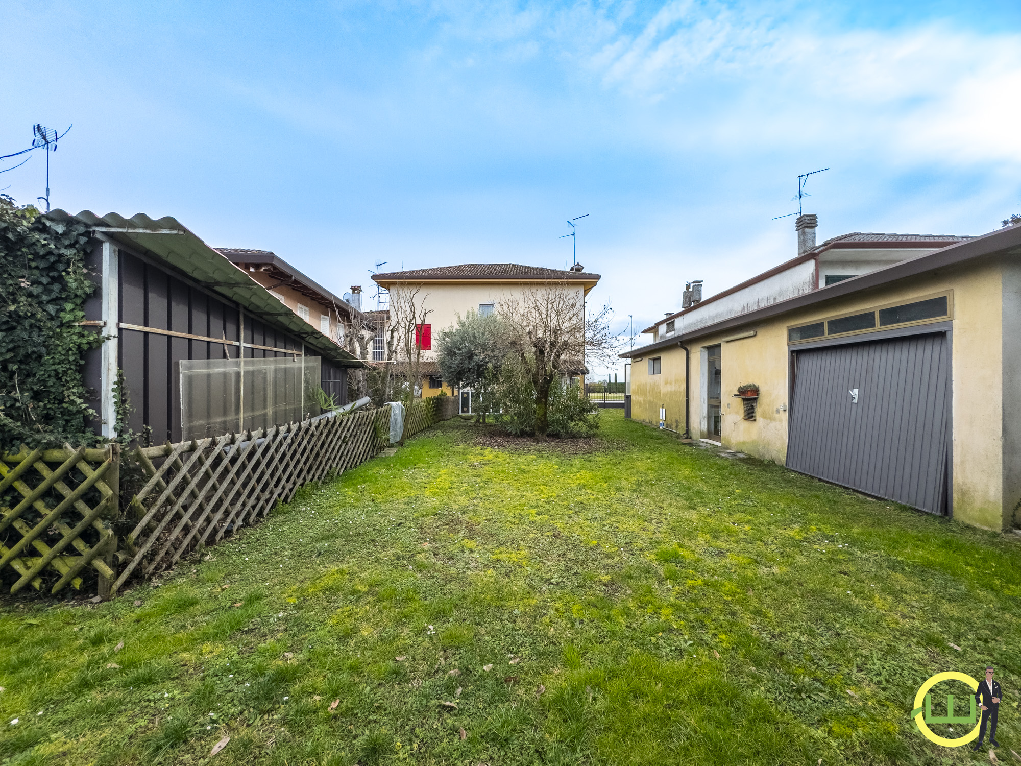 Media numero 24 di LUMINOSA PORZIONE DI VILLA CON AMPIO GIARDINO ESLUSIVO A MORSANO