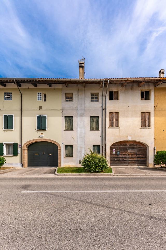 Media numero 18 di CASA SU TRE PIANI CON AMPIO ACCESSORIO DA RISTRUTTURARE A SEDEGLIANO