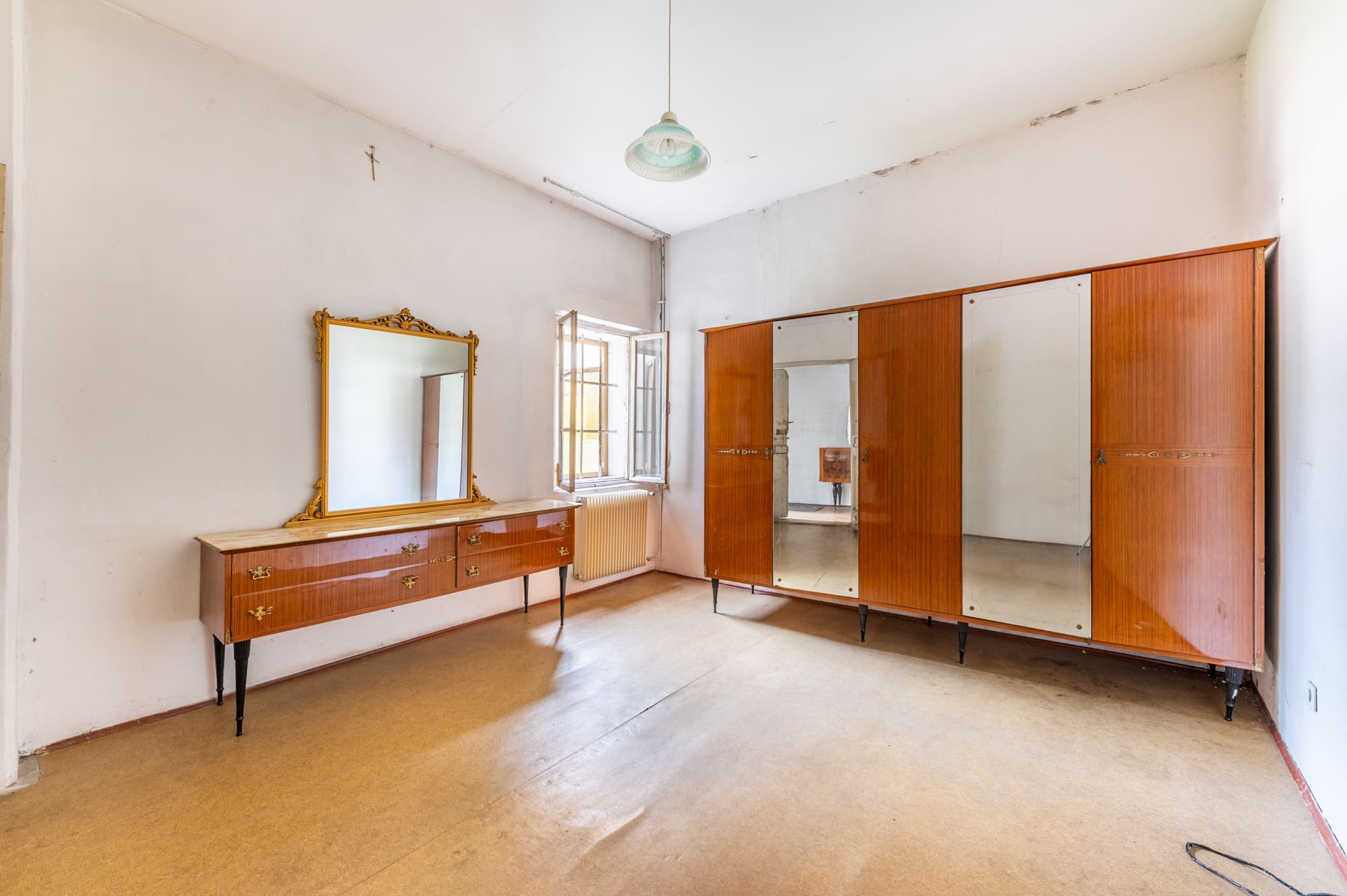 Media numero 24 di CASA SU TRE PIANI CON AMPIO ACCESSORIO DA RISTRUTTURARE A SEDEGLIANO