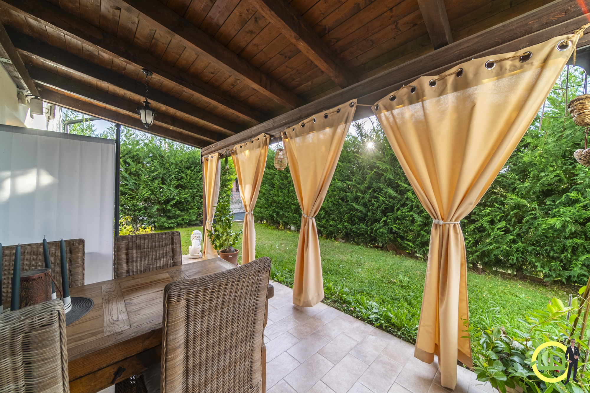 Media numero 30 di VILLA INDIPENDENTE CON AMPIO GIARDINO PIANTUMATO - CLASSE B