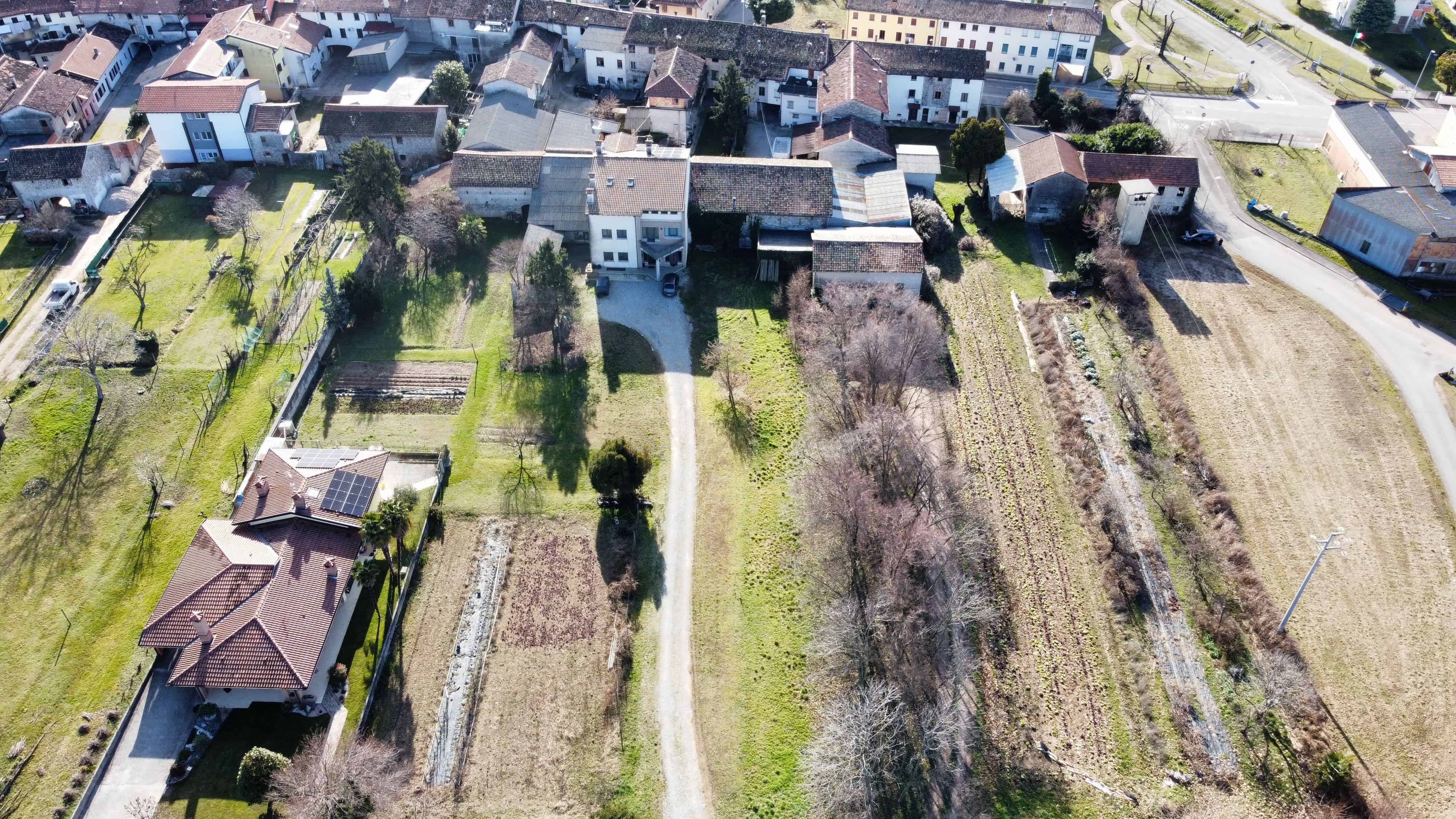 Immagine di CASA SU TRE PIANI CON AMPIO ACCESSORIO DA RISTRUTTURARE A SEDEGLIANO