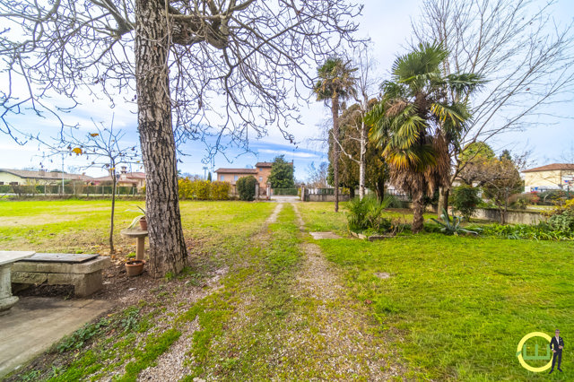 Media numero 36 di STORICA CASA ACCOSTATA CON TRE CAMERE, GARAGE E GIARDINO A POCENIA