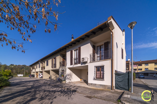 Media numero 27 di VILLA A SCHIERA DI TESTA CON GIARDINO!
