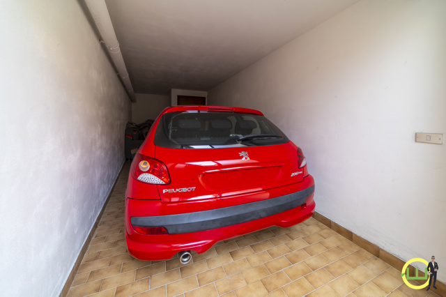 Media numero 15 di BICAMERE CON ARREDO MODERNO BOX AUTO E CANTINE - FORGARIA