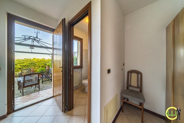 Media numero 14 di Elegante Villa a Schiera su Tre Livelli