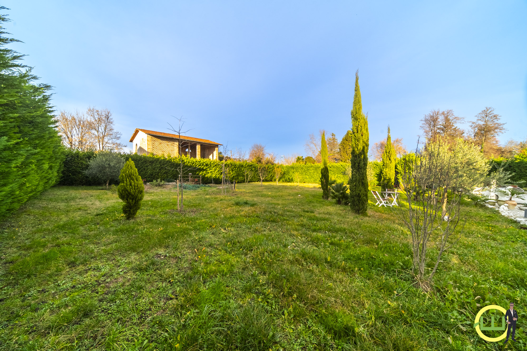 Media numero 40 di VILLA INDIPENDENTE CON AMPIO GIARDINO PIANTUMATO - CLASSE B