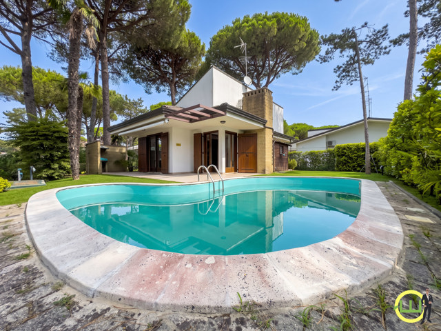 Media numero 28 di VILLA CON PISCINA LIGNANO PINETA