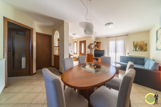Media numero 10 di Elegante Villa a Schiera su Tre Livelli