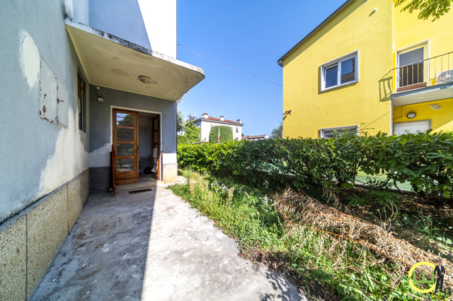 Media numero 41 di VILLA D'EPOCA CON 2 GENEROSI APPARTAMENTI E PARCO IN CENTRO A GORIZIA