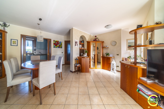 Media numero 8 di Elegante Villa a Schiera su Tre Livelli