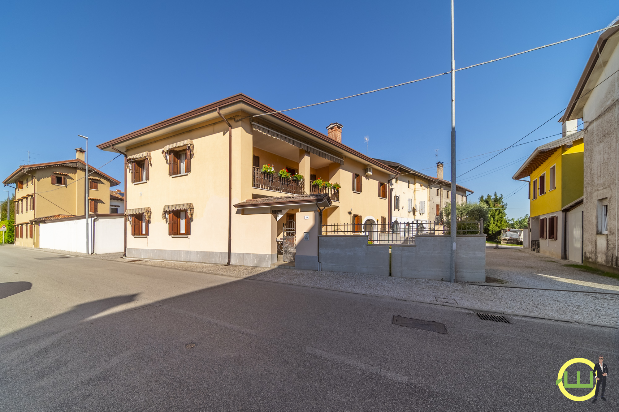 Media numero 44 di VILLA COMPOSTA DA DUE APPARTAMENTI E DUE GARAGE CON GIARDINO