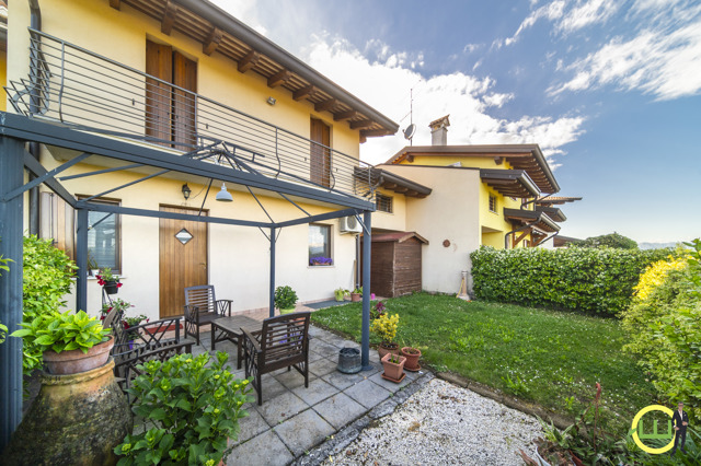 Media numero 18 di Elegante Villa a Schiera su Tre Livelli