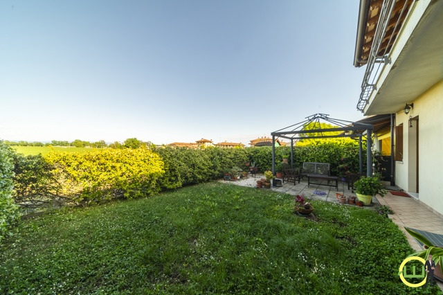 Media numero 16 di Elegante Villa a Schiera su Tre Livelli