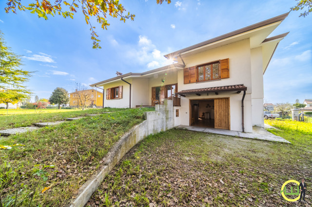Media numero 40 di AMPIA E LUMINOSA VILLA TRICAMERE CON GIARDINO PRIVATO a Rivignano Teor