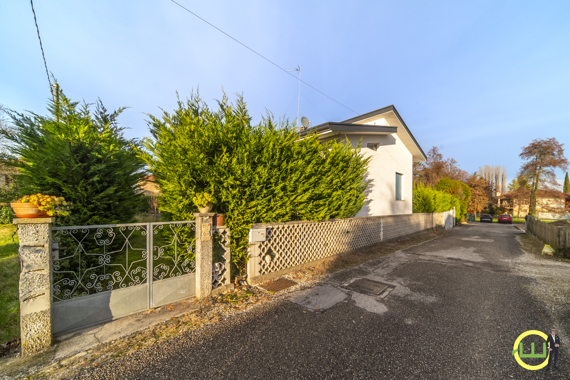 Media numero 43 di VILLA INDIPENDENTE CON AMPIO GIARDINO PIANTUMATO - CLASSE B