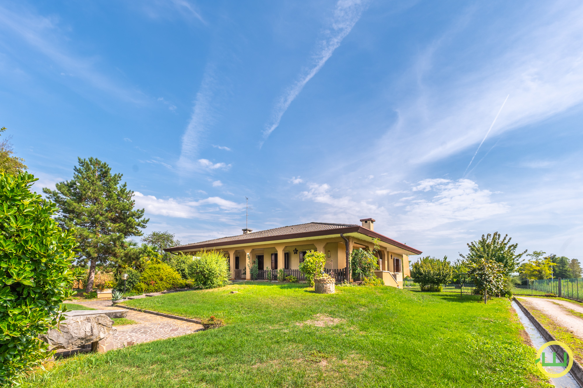 Immagine di SPAZIOSA VILLA QUADRICAMERE CON ACCESSORIO E AMPIO GIARDINO A VARMO