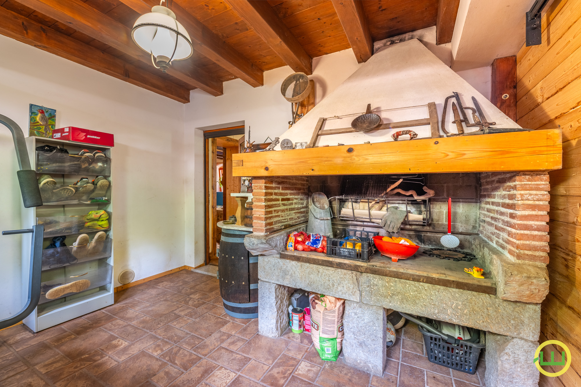 Media numero 9 di Villa di testa con grande spazio verde a Medea