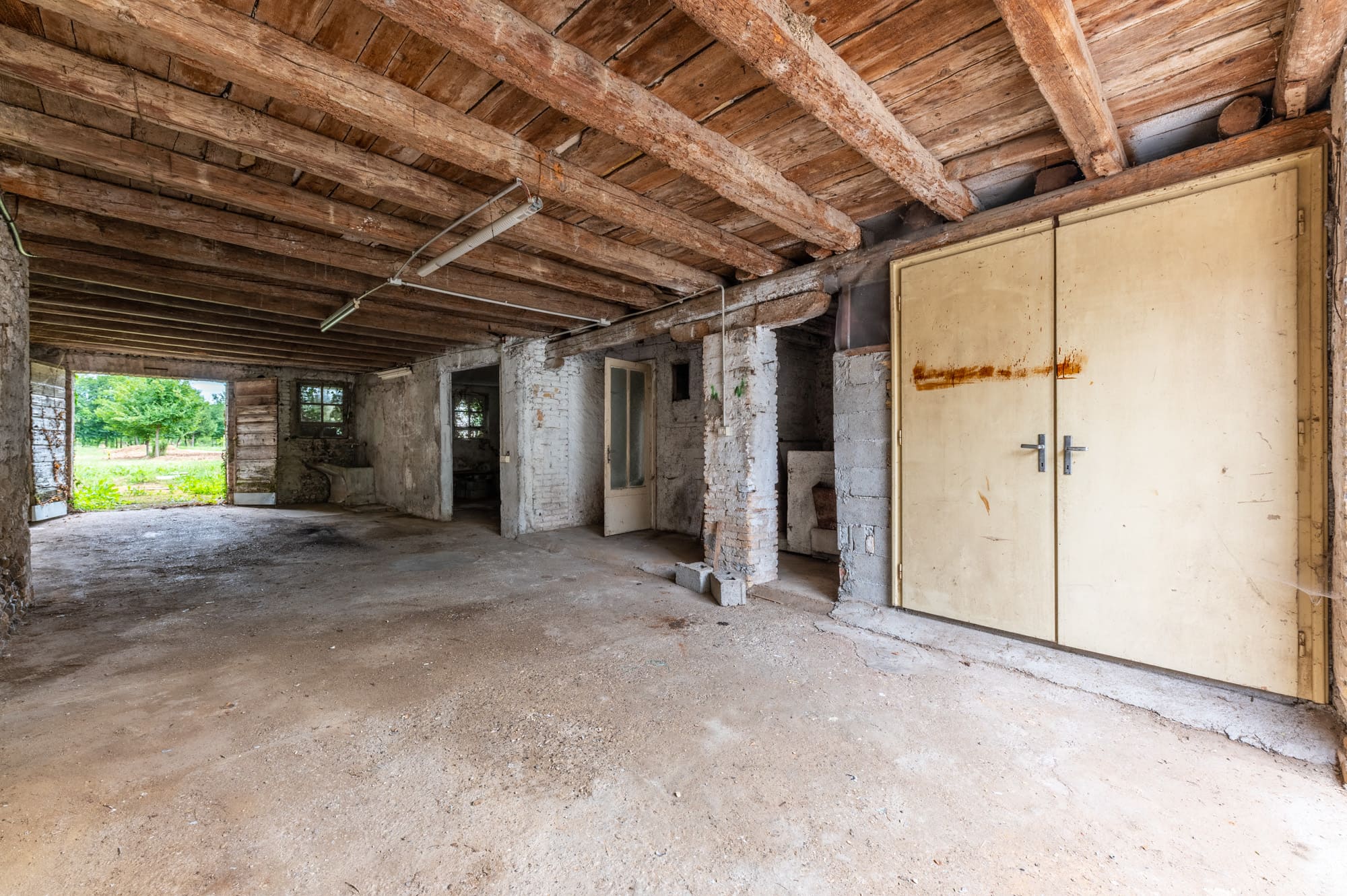 Media numero 36 di CASA SU TRE PIANI CON AMPIO ACCESSORIO DA RISTRUTTURARE A SEDEGLIANO