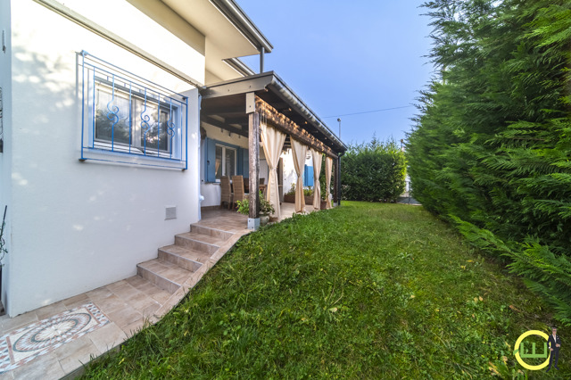 Media numero 37 di VILLA INDIPENDENTE CON AMPIO GIARDINO PIANTUMATO - CLASSE B A RIVIGNANO TEOR