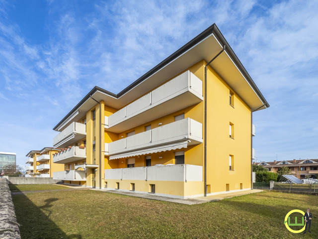 Media numero 2 di LUMINOSO APPARTAMENTO CON GARAGE A CODROIPO