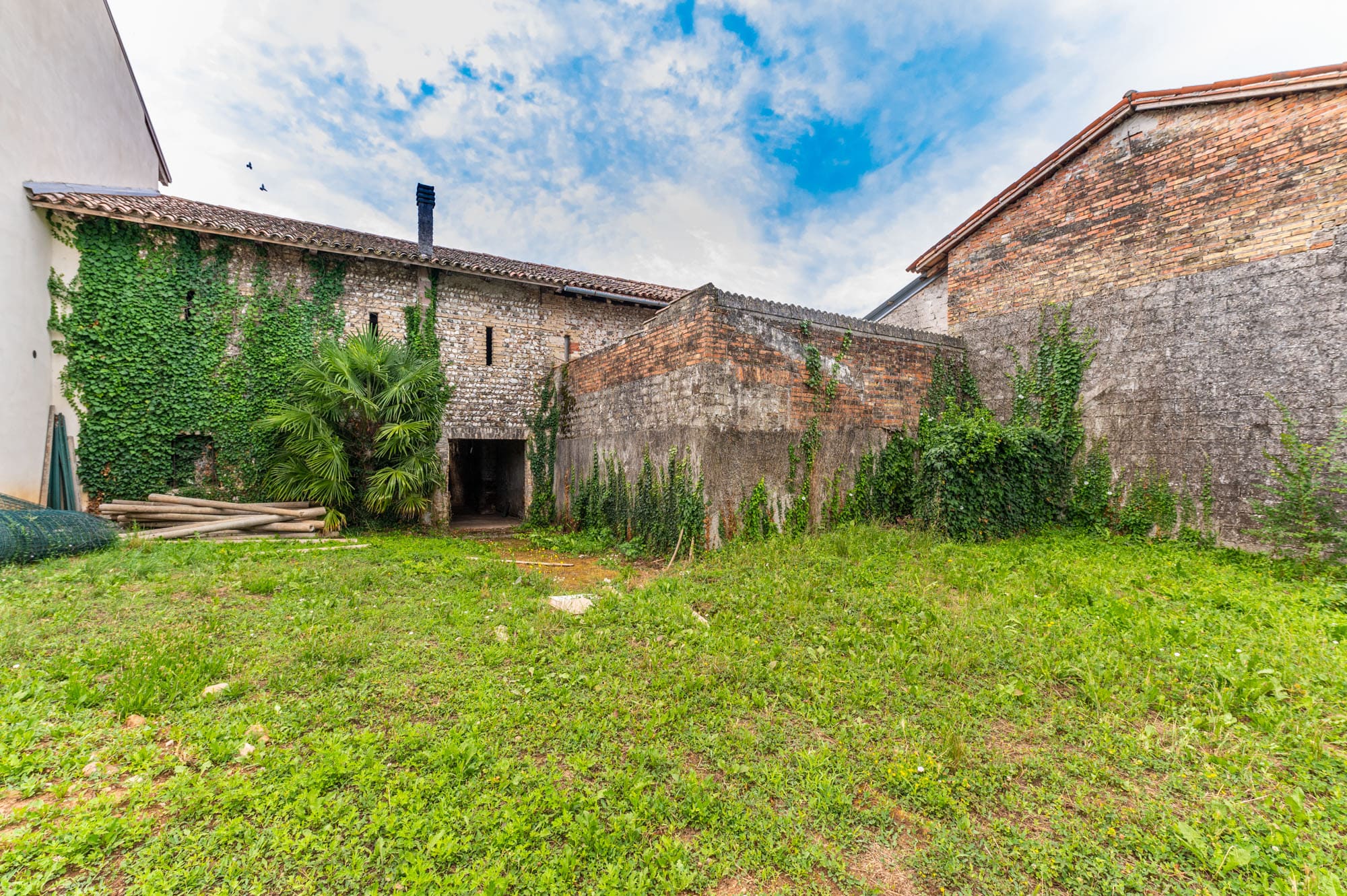 Media numero 46 di CASA SU TRE PIANI CON AMPIO ACCESSORIO DA RISTRUTTURARE A SEDEGLIANO