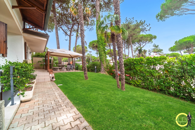 Media numero 36 di VILLA CON PISCINA LIGNANO PINETA