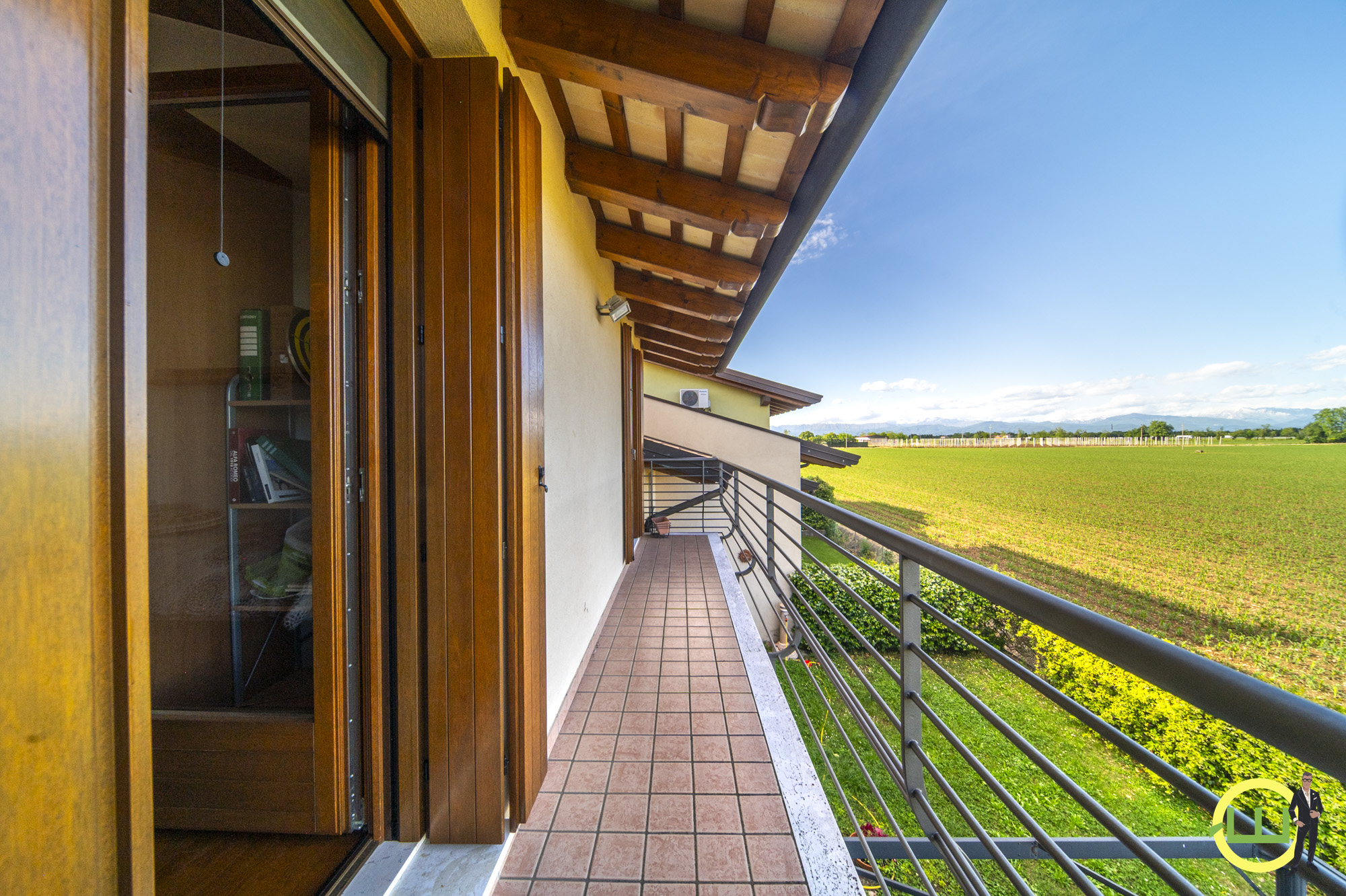 Media numero 25 di Elegante Villa a Schiera su Tre Livelli